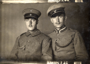 Zwei Soldaten in historischer Uniform während des Ersten Weltkriegs in Deutschland
