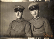Zwei Soldaten in historischer Uniform während des Ersten Weltkriegs in Deutschland