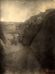 Soldaten sitzen in einem Schützengraben während des Ersten Weltkriegs in einem rauen Gelände