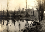 Reflexionen des Krieges an einem ruhigen Teich in der zerstörten Landschaft des Ersten Weltkriegs