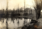 Reflexionen des Krieges an einem ruhigen Teich in der zerstörten Landschaft des Ersten Weltkriegs