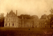 Historisches Herrenhaus umgeben von einem großen Park in einer ländlichen Gegend
