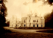 Historisches Herrenhaus im Wald mit gut erhaltenem Äußeren und gepflegtem Gelände