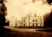 Historisches Herrenhaus im Wald mit gut erhaltenem Äußeren und gepflegtem Gelände