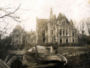Zerstörtes Herrenhaus mit Soldat in der Nähe von Schutt, nach dem Ersten Weltkrieg