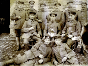 Soldaten der Heer posieren in historischer Uniform vor einer Steinmauer während des frühen 20. Jahrhunderts
