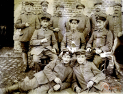 Soldaten der Heer posieren in historischer Uniform vor einer Steinmauer während des frühen 20. Jahrhunderts