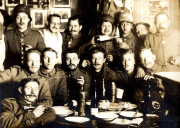 Soldaten der Heer gerechten im Jahr 1915 bei einer Feier in einem deutschen Wirtshaus