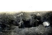 Soldaten posieren in einem Schützengraben während des Ersten Weltkriegs