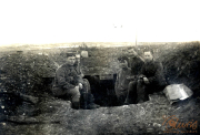 Soldaten posieren in einem Schützengraben während des Ersten Weltkriegs