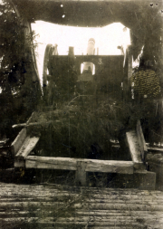Historische Kanone auf einer Holzplattform im Heer während des 19. Jahrhunderts in Deutschland