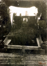 Historische Kanone auf einer Holzplattform im Heer während des 19. Jahrhunderts in Deutschland
