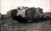 Historischer Tank der Heer im Einsatz auf dem Schlachtfeld während des Ersten Weltkriegs