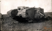 Historischer Tank der Heer im Einsatz auf dem Schlachtfeld während des Ersten Weltkriegs