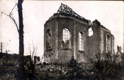 Ruine einer historischen Kirche nach dem Krieg in einer zerstörten Landschaft