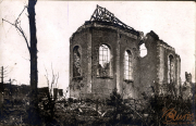 Ruine einer historischen Kirche nach dem Krieg in einer zerstörten Landschaft
