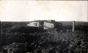 Ein historischer Panzer im Schützengraben während des Ersten Weltkriegs