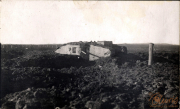 Ein historischer Panzer im Schützengraben während des Ersten Weltkriegs
