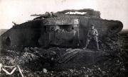 Verlassenes Kriegsfahrzeug der Heer auf dem Schlachtfeld während des Ersten Weltkriegs