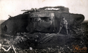 Verlassenes Kriegsfahrzeug der Heer auf dem Schlachtfeld während des Ersten Weltkriegs
