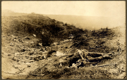 Historisches Schlachtfeld mit gefallenen Soldaten in einer tragischen Landschaft
