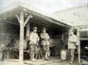 Soldaten der Heer stehen vor einer Holzunterkunft während des Ersten Weltkriegs in einem ländlichen Gebiet