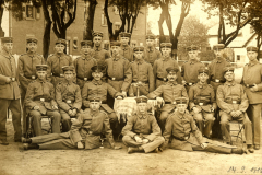 Gruppenfoto von Soldaten der Heer in Uniform im Jahr 1915, aufgenommen in einer militärischen Einrichtung