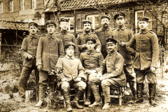 Gruppe von Soldaten der Heer mit Uniformen vor historischem Hintergrund während des Ersten Weltkriegs