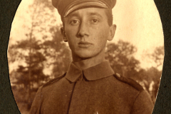 Soldat der Heer in Uniform während des Ersten Weltkriegs in einer ländlichen Umgebung