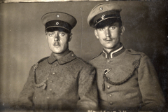 Zwei Soldaten in historischer Uniform während des Ersten Weltkriegs in Deutschland