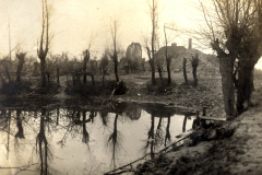 Reflexionen des Krieges an einem ruhigen Teich in der zerstörten Landschaft des Ersten Weltkriegs