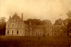 Historisches Herrenhaus umgeben von einem großen Park in einer ländlichen Gegend