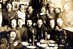 Soldaten der Heer gerechten im Jahr 1915 bei einer Feier in einem deutschen Wirtshaus