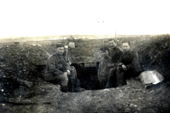 Soldaten posieren in einem Schützengraben während des Ersten Weltkriegs