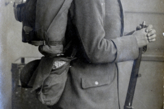 Soldat der Heer mit Rucksack und Gewehr in einer Kaserne während des Ersten Weltkriegs
