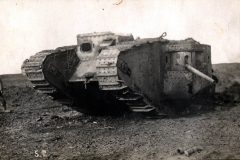 Historischer Tank der Heer im Einsatz auf dem Schlachtfeld während des Ersten Weltkriegs