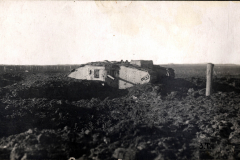 Ein historischer Panzer im Schützengraben während des Ersten Weltkriegs