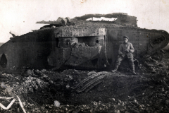 Verlassenes Kriegsfahrzeug der Heer auf dem Schlachtfeld während des Ersten Weltkriegs