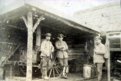 Soldaten der Heer stehen vor einer Holzunterkunft während des Ersten Weltkriegs in einem ländlichen Gebiet
