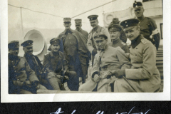 Soldaten posieren auf einem Schiff, Sitzung im Jahr 1916