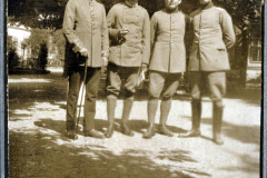 Gruppenaufnahme von vier Heeressoldaten im Löwengarten in der frühen zwanziger Jahre