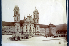 Historisches Klostergebäude mit beeindruckender Fassade und umliegender Landschaft