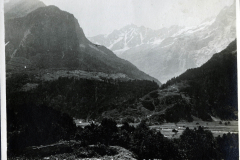 Beeindruckende Berglandschaft im Heer mit schneebedeckten Gipfeln und bewaldeten Tälern