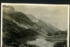 Sandige Ufer am Stareglätsch zwischen imposanten Bergen in den Schweizer Alpen