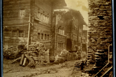 Alte Gasse in einem traditionellen Dorf mit Holzgebäuden und Werkstoffen