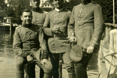 Militärische Offiziere posieren am Ufer eines Gewässers in der historischen Stadt
