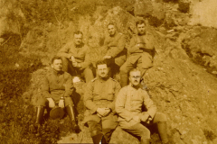 Gruppenaufnahme von Soldaten der Heer im Freien auf einem Felsen