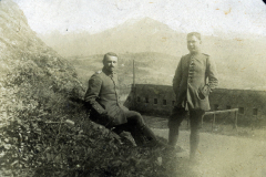 Zwei Soldaten der Heer stehen in einer historischen Landschaft mit Bergen im Hintergrund