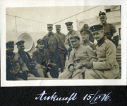 Soldaten posieren auf einem Schiff, Sitzung im Jahr 1916