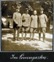 Gruppenaufnahme von vier Heeressoldaten im Löwengarten in der frühen zwanziger Jahre